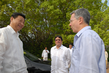 El Presidente Álvaro Uribe Vélez y el Vicepresidente Francisco Santos Calderón, saludan al Vicepresidente de China, Xi Jinping, a la llegada de este último a la Casa de Huéspedes Ilustres en Cartagena, hoy domingo 15 de febrero.