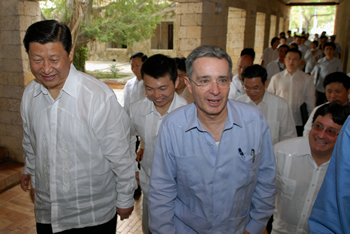 Minutos antes de liderar una reunión de trabajo entre las delegaciones de Colombia y China, el Presidente Álvaro Uribe Vélez le mostró al Vicepresidente de China, Xi Jinping, las instalaciones de la Casa de Huéspedes Ilustres de Cartagena.