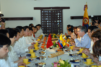 El Vicepresidente de China, Xi Jinping, se reunió este domingo 15 de febrero, en Cartagena, con el Presidente Álvaro Uribe. Durante el encuentro se analizó la importancia de impulsar acuerdos para la protección a las inversiones, como motor del crecimiento económico y la generación de empleo de buena calidad con afiliación a la seguridad social.