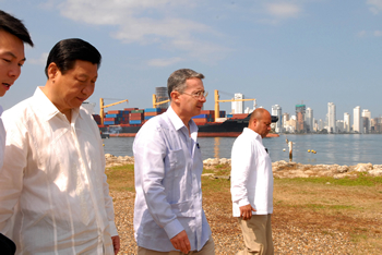 Luego de una reunión en la que se analizaron los beneficios de impulsar la generación de empleo y el intercambio comercial, el Presidente Álvaro Uribe invitó al Vicepresidente de China, Xi Jinping, a recorrer las playas de Cartagena, ciudad que el Gobierno Nacional está promoviendo como uno de los principales destinos turísticos del mundo.