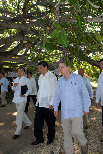 El Presidente Álvaro Uribe y el vicepresidente de China, Xi Jinping, recorrieron los alrededores de la Casa de Huéspedes en Cartagena, lugar en el que el Jefe de Estadio sostiene reuniones de vital importancia para el desarrollo del país.
