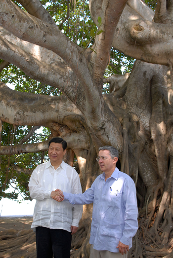 Foto oficial del encuentro entre Vicepresidente de China, Xi Jinping, y del Presidente Álvaro Uribe Vélez, en la Casa de Huéspedes de Cartagena. El Jefe de Estado explicó que para hacer frente a los recientes cambios en los mercados financieros internacionales, es necesario promover la confianza inversionista, la Seguridad Democrática y la cohesión social.