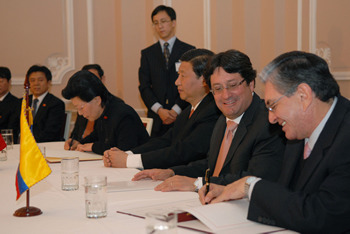 El Ministro del Interior y de Justicia, Fabio Valencia Cossio, con funciones presidenciales, junto al Vicepresidente Francisco Santos Calderón y a los altos funcionarios de la República Popular China, en momentos en que ese país le entrega al Gobierno colombiano una ayuda económica para enfrentar las necesidades surgidas tras la fuerte temporada invernal del 2008.