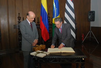 El Presidente Uribe firma el libro de visitantes, tras su encuentro con el Gobernador del Estado de Sao Paulo (Brasil), Jose Serra. Al término del encuentro, el Mandatario colombiano declaró a la prensa: “Le hemos pedido que haya más inversión de todas las empresas de Brasil en Colombia, porque nuestro comercio ha crecido muchísimo, pero siempre hay un déficit grande en contra de Colombia”.