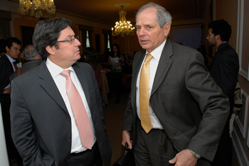 El Vicepresidente  de la República, Francisco Santos, lideró este lunes en la Casa de Nariño la reunión del Consejo Nacional de Política Económica y Social (Conpes), en la que fue aprobada la  política contra minas antipersonal. En la imagen, el Vicepresidente acompañado por el Ministro de Minas y Energía, Hernán Martínez.