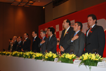 El Presidente Álvaro Uribe Vélez y el Canciller Jaime Bermúdez escuchan el himno de Colombia, minutos antes del almuerzo de trabajo con los miembros de la Asociación de Líderes Empresariales de Brasil (Lide), en Sao Paulo. En la mesa principal también está el Presidente de la Asociación, Joao Doria. 