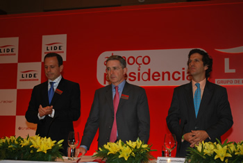 El Presidente Álvaro Uribe Vélez y el Canciller Jaime Bermúdez escuchan el himno de Colombia, minutos antes del almuerzo de trabajo con los miembros de la Asociación de Líderes Empresariales de Brasil (Lide), en Sao Paulo. En la mesa principal también está el Presidente de la Asociación, Joao Doria. 