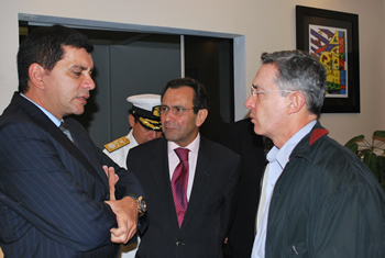 A su llegada al aeropuerto ‘Guarulhos’ de Sao Paulo, Brasil, el Presidente Álvaro Uribe Vélez dialoga con funcionarios de ese país, entre ellos el Embajador en Colombia, Valdemar Carneiro (centro).