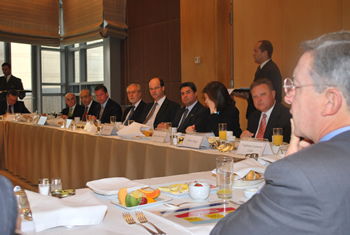 El Presidente de Colombia, Alvaro Uribe Vélez, se reunió este lunes en Sao Paulo con representantes de las empresas brasileñas Votorantim Industrial, Embraer, Grupo Synergy, GE Latin America, Marcopolo, Suzano Holding, Grupo Amaggi, Organización Odebrecht, GP Investimentos, Advent International, Contax, CpmBraxis y Sao Paulo Alpargatas.