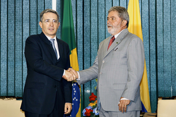 Saludo oficial entre los presidentes de Colombia, Álvaro Uribe Vélez, y Brasil, Luiz Inácio Lula da Silva, este martes, 17 de febrero, en el Palacio de Planalto, en Brasilia. El Mandatario colombiano cumple una visita oficial a ese país.