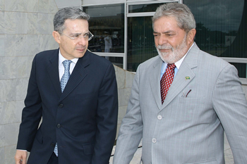 Los presidentes de Brasil y Colombia, Luiz Inácio Lula da Silva y Álvaro Uribe Vélez, iniciaron este martes, 17 de febrero, en el Palacio de Planalto, en Brasilia, un encuentro para revisar temas de interés binacional.  En la tarde, el Mandatario colombiano también visitará el Congreso de ese país y el Supremo Tribunal Federal.