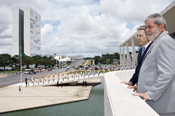 Los presidentes de Brasil, Luiz Inácio Lula da Silva, y Colombia, Álvaro Uribe Vélez, observan desde un balcón del Palacio de Planalto las modernas construcciones de la capital, Brasilia. El Mandatario colombiano cumple una visita oficial a este país, que concluye hoy.