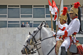 Desde un balcón del Palacio de Planalto, en Brasilia, los mandatarios de Brasil, Luiz Inácio Lula da Silva, y Colombia, Álvaro Uribe Vélez, pasan revista a la tropa. Minutos después, el Jefe de Estado brasilero impondría el Gran Collar de la Orden de Cruzeiro do Sul a su homólogo colombiano. 