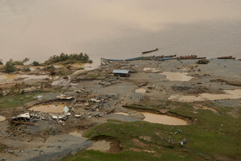 Esta imagen –tomada desde un helicóptero- muestra los estragos causados por el desbordamiento del río Mira, en Nariño, que dejó 6 personas muertas y 14 desaparecidas.  El Ministro del Interior y de Justicia, Delegatario en funciones presidenciales, Fabio Valencia Cossio, hizo hoy un recorrido por la región, para evaluar la situación.