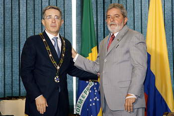 El Presidente Álvaro Uribe Vélez, de visita oficial en Brasil, recibió hoy martes, 17 de febrero, de manos del Jefe de Estado brasilero, Luiz Inácio Lula da Silva, la imposición del Gran Collar de la Orden de Cruzeiro do Sul. Posteriormente, los dos mandatarios iniciaron una reunión privada.
