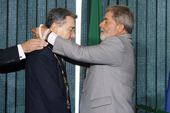 En la Sala de Audiencia, en el Palacio de Planalto, en Brasilia, el Presidente de de la República Federativa de Brasil, Luiz Inácio Lula da Silva, le impuso el Gran Collar de la Orden de Cruzeiro do Sul a su homólogo de Colombia, Álvaro Uribe Vélez, de visita oficial en ese país.