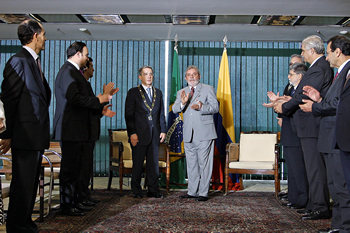 Los presidentes de Brasil y Colombia, Luiz Inácio Lula da Silva y Álvaro Uribe Vélez, acompañados de sus comitivas, tras la imposición del Gran Collar de la Orden de Cruzeiro do Sul por parte del Mandatario brasilero a su homólogo colombiano. La ceremonia se cumplió este martes, 17 de febrero, en la Sala de Audiencia del Palacio Planalto, en Brasilia.