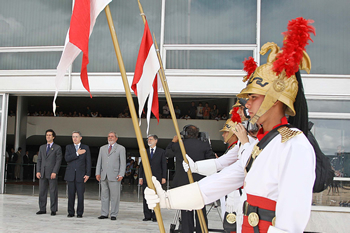 El Presidente Álvaro Uribe Vélez, de visita oficial en Brasil, recibe honores militares por parte de los Dragones de la Caballería de esa nación suramericana. A su lado, el Mandatario brasilero, Luiz Inácio Lula da Silva, y los cancilleres de Brasil y Colombia, Celso Amorim y Jaime Bermúdez Merizalde.