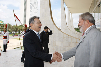 El Presidente de la República Federativa de Brasil, Luiz Inácio Lula da Silva, saluda a su homólogo colombiano, Álvaro Uribe Vélez, a su llegada al Palacio de Planalto, en Brasilia. Minutos más tarde los dos mandatarios sostendrían una reunión privada para revisar distintos temas de interés bilateral.