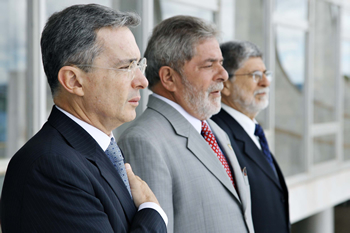 El Presidente de Colombia, Álvaro Uribe Vélez, al momento de recibir honores militares. A su lado, el Jefe de Estado brasilero, Luiz Inácio Lula da Silva, y el canciller de ese país, Celso Amorim.