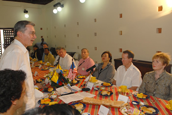 El Presidente Álvaro Uribe se reunió este miércoles en la Casa de Huéspedes de Cartagena, para tratar temas de interés binacional, con el Embajador de Estados Unidos en Colombia, William Brownfield, y los congresistas norteamericanos Nita Lowey, Ben Chandler, Robert Berry, Kay Granger y Andre Crenshaw.