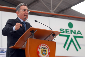 Está garantizada la totalidad de los recursos que faltaban para culminar la construcción del Sistema de Transporte Masivo en Soacha, afirmó hoy el Presidente Álvaro Uribe, durante la presentación del proyecto TecnoParque Central del Sena al sur de Bogotá. “Acaba de decirme el Ministro de Hacienda que lo que falta queda ya firmado, una inversión cercana a 400 mil millones del Transmilenio de Soacha”, dijo el Mandatario. 