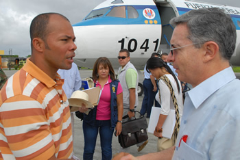 El Alcalde de Tumaco, Neftaly Correa Díaz, saluda al Presidente Álvaro Uribe Vélez, quien llegó este viernes, 20 de febrero, al Aeropuerto La Florida de este municipio, acompañado de varios funcionarios del Gobierno, para evaluar la emergencia originada por los desbordamientos de los ríos Mira y Telembí.