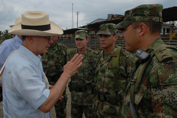 A su llegada al municipio de Barbacoas (Nariño), el Presidente Álvaro Uribe Vélez recibió un detallado informe sobre la situación de la comunidad Awá, por parte del Teniente Coronel, José David Vásquez Acevedo, oficial de enlace de asuntos indígenas del departamento, a quien agradeció la labor que ha desarrollado en los últimos días, con el propósito de brindar seguridad a esta etnia, luego del ataque de que fue objeto por parte de las Farc.