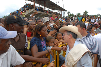 El Presidente Álvaro Uribe Vélez saluda a los habitantes de Barbacoas (Nariño), a su llegada a ese municipio, donde lideró un Consejo de Seguridad en que se analiza situación de orden público de la región. Los pobladores agradecieron la presencia del Mandatario en la zona.