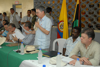 El Presidente Álvaro Uribe encabezó este viernes un Consejo de Seguridad en Barbacoas (Nariño), donde hace aproximadamente 15 días las Farc perpetraron una masacre contra la comunidad indígena Awá. En la reunión estuvieron presentes, el Ministro de Defensa, Juan Manuel Santos; el Alcalde del municipio, Arnulfo Preciado; y el Gobernador de Nariño, Antonio Navarro, entre otros.