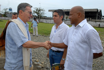 El Gobernador del Valle del Cauca, Juan Carlos Abadía, y el Alcalde de Buenaventura, José Félix Ocoró, le dieron la bienvenida al Presidente de la República, Álvaro Uribe Vélez, a su llegada al puerto sobre el Pacífico colombiano, donde el Jefe de Estado lideró este sábado el Consejo Comunal de Gobierno número 226.