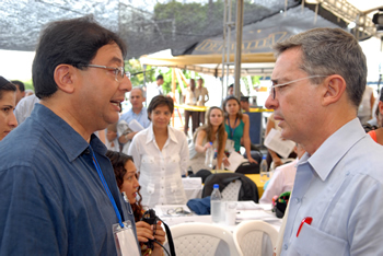 Carlos Moya, director de la Banca de las Oportunidades, le cuenta al Presidente Álvaro Uribe Vélez los logros del programa en Buenaventura, donde este sábado se cumplió el Consejo Comunal de Gobierno número 226.