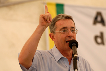 El Presidente Álvaro Uribe denunció este sábado que los cabecillas del ELN y de las Farc siguen ordenando asesinatos y manejando negocios de narcotráfico mientras se esconden “cobardemente” en el extranjero. El Jefe de Estado advirtió que continuará persiguiendo a estos terroristas hasta el último día de su administración.