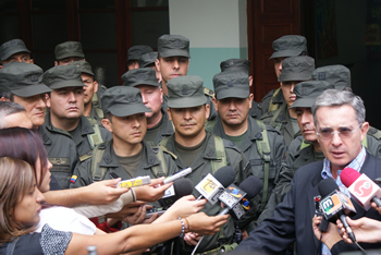 El Presidente Álvaro Uribe Vélez pidió que en la declaración ante los medios de comunicación, al término de un Consejo de Seguridad en Medellín, estuvieran presentes todos los oficiales encargados de la seguridad en la capital antioqueña. 
