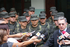 El Presidente Álvaro Uribe Vélez pidió que en la declaración ante los medios de comunicación, al término de un Consejo de Seguridad en Medellín, estuvieran presentes todos los oficiales encargados de la seguridad en la capital antioqueña. 