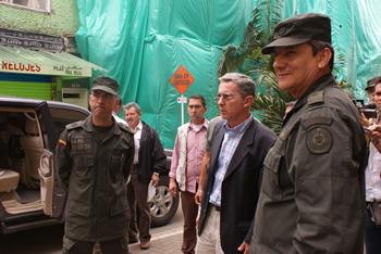El Presidente Uribe a su llegada a la Policía Metropolita del Valle de Aburrá, donde revisó, al mediodía de este domingo, la seguridad en Medellín y Antioquia. Lo acompañan el Comandante de la Policía Antioquia, coronel Luis Eduardo Martínez (izq.); y el Comandante de la Policía de la ciudad, brigadier general Dagoberto García.