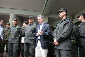 Acompañado por el Comandante de la Policía del Valle de Aburrá, general Dagoberto García (i); y por el Comandante de la Policía de Antioquia, coronel Luis Eduardo Martínez, el Presidente Álvaro Uribe recorrió las instalaciones de la Policía Metropolitana, luego de la reunión que se cumplió este domingo en Medellín, con el propósito de evaluar la situación de orden público en la ciudad. 