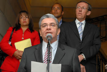 El Ministro del Interior y de Justicia, Fabio Valencia Cossio, anunció este lunes la declaratoria de situación de desastre municipal para Tumaco, debido a la emergencia presentada por los desbordamientos de lo ríos Mira y Telembí. Lo acompañan la Directora del Riesgo para la Prevención y Atención de Desastres, Luz Amanda Pulido; el Gobernador de Nariño, Antonio Navarro, y el Alcalde de Tumaco, Neftalí Correa.