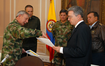 Minutos antes de iniciar la quinta rendición de cuentas sobre Derechos Humanos, el Comandante del Ejército, general Oscar González, le entregó un reporte al Presidente Álvaro Uribe Vélez, sobre el resultado de algunas operaciones realizadas por efectivos de la Cuarta División del Ejército, con sede en Villavicencio. 