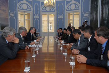 El Presidente Uribe ese reunió este lunes con una delegación del Directorio Ejecutivo del Banco Mundial, con el fin de analizar los avances de Colombia en diversos proyectos de infraestructura para el desarrollo. En el encuentro participaron el Representante para Colombia del organismo multilateral, Eduardo Somensatto, y su Director Ejecutivo, Jorge Humberto Botero. También asistieron los directores de ese organismo internacional en Noruega, Tailandia, Alemania y México.