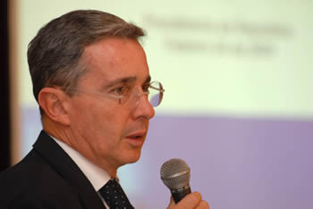 Durante una reunión celebrada este martes en la Casa de Nariño, el Presidente Álvaro Uribe destacó que en Colombia se ha venido formalizando el empleo, como lo demuestran los pagos a fondos de pensiones y cesantías.