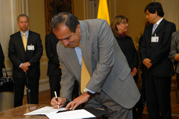 El Alto Consejero Presidencial para la Competitividad, Miguel Peñaloza, firmó este martes, en el salón Gobelinos de la Casa de Nariño,  un  convenio con representantes de entidades del Gobierno Nacional, departamental y distrital, que permitirá reducir los trámites y el tiempo de realización del proceso de compraventa de inmuebles.