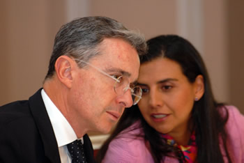 La Directora de Planeación, Carolina Rentería, y el Presidente Álvaro Uribe Vélez manifestaron la importancia de atraer inversión extranjera directa al país, durante un encuentro con empresarios y dirigentes gremiales, celebrado este martes en la Casa de Nariño.