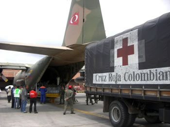 El Gobierno de la República Bolivariana de Venezuela donó 14 toneladas de ayuda humanitaria para las familias afectadas por el desbordamiento de los ríos Mira y Telembí en Tumaco, Nariño. La asistencia llegó este martes, en un avión de la Fuerza Aérea Venezolana, al Aeropuerto Internacional Eldorado de Bogotá. Foto: Cortesía Ministerio de Relaciones Exteriores