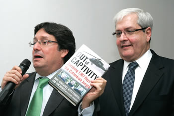 El Vicepresidente Francisco Santos Calderón recibió de manos del Cónsul General de Nueva York, Francisco Noguera-Rocha, el libro ‘Out of Captivity’, escrito por los tres contratistas estadounidenses rescatados por el Ejército en julio del 2008, durante la ‘Operación Jaque’. 