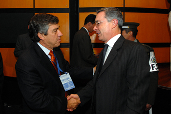 El Presidente Álvaro Uribe saluda al Presidente de Aerovías del Continente Americano (Avianca), Fabio Villegas Ramírez, minutos antes de la instalación de la XXVIII Vitrina Turística organizada por la Asociación Colombiana de Agencias de Viajes y Turismo (Anato), en Corferias.