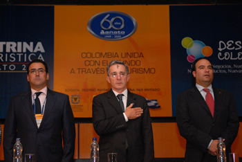 El Presidente Uribe inauguró este miércoles la XXVIII Vitrina Turística de la Asociación Colombiana de Agencias de Viaje y Turismo, en Corferias. En la foto aparecen, también, el Ministro de Comercio, Industria y Turismo, Luis Guillermo Plata, y el Presidente de Anato, Sergio Diaz-Granados.