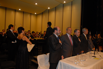 El Presidente Uribe asistió hoy a la celebración de los 40 años del Fondo Nacional del Ahorro (FNA), en el Teatro de Bellas Artes de Bogotá. El Mandatario estuvo acompañado por el Ministro de Ambiente, Vivienda y Desarrollo Territorial,  Juan Lozano; el Presidente del Congreso, senador Hernán Andrade, y el Presidente del FNA, Hernando Carvalho. Los himnos fueron interpretados por la Sinfónica Nacional de Colombia.