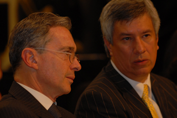 El Presidente de la República, Álvaro Uribe Vélez, conversa con el Presidente del Fondo Nacional del Ahorro, Hernando Carvalho,  durante la celebración de los 40 años de la entidad. El acto se cumplió este miércoles en el Teatro de Bellas Artes de Bogotá.