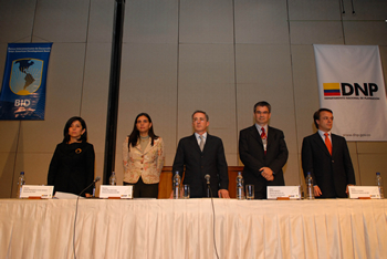 El Presidente Uribe durante la clausura, este jueves 26 de febrero, del Foro Internacional Modernización del Estado, en Bogotá. Lo acompañan, la Directora y el Subdirector del Departamento de Planeación Nacional (DPN), Carolina Rentería y Andrés Escobar; la Directora del Programa de Reestructuración de la Administración Pública del DNP, Diana Margarita Vivas, y el Gerente del sector de Capacidad Institucional del BID, Mario Marcel.